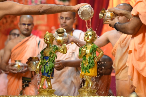 बलराम पूर्णिमा के साथ गुप्त वृंदावन धाम में हुआ जन्माष्टमी महोत्सवों का आगाज बलराम पूर्णिमा के साथ गुप्त वृंदावन धाम में हुआ जन्माष्टमी महोत्सवों का आगाज