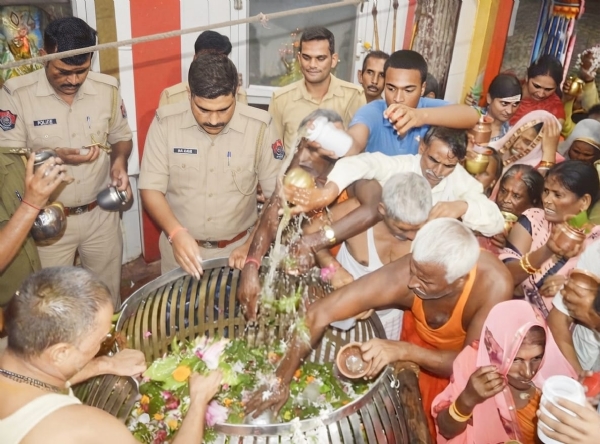 मंदिर में अभिषेक को उमड़े श्रद्धालु मंदिर में अभिषेक को उमड़े श्रद्धालु