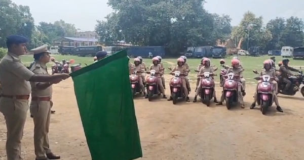 हरी झंडी दिखाते एस एस पी हरी झंडी दिखाते एस एस पी