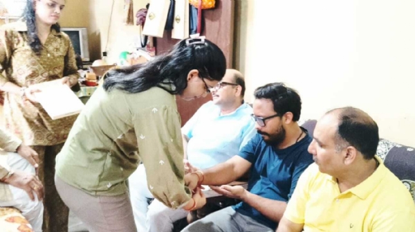 शहीद की बहनों से राखी बंधवाते कांग्रेस के नेता शहीद की बहनों से राखी बंधवाते कांग्रेस के नेता