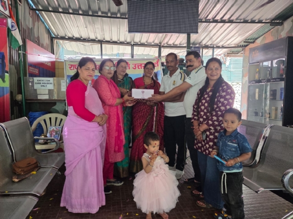 सैनिकों के हाथों पर रखी बांधती सेविका बाईंने सैनिकों के हाथों पर रखी बांधती सेविका बाईंने