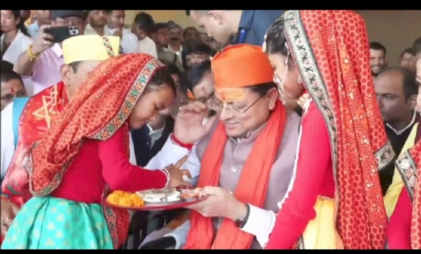 मुख्यमंत्री पुष्कर सिंह धामी को देवीधुरा मेले में नन्ही  बालिकाएं तिलक लगाती।