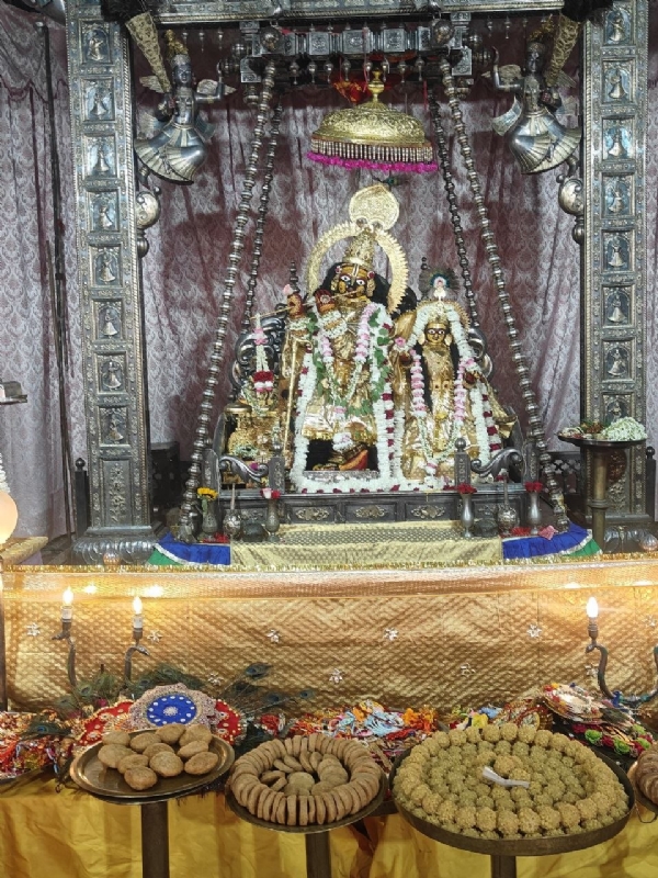 गोविंददेवजी मंदिर में रक्षाबंधन की धूम: सुनहरी लप्पा पोशाक में सजे ठाकुरजी गोविंददेवजी मंदिर में रक्षाबंधन की धूम: सुनहरी लप्पा पोशाक में सजे ठाकुरजी