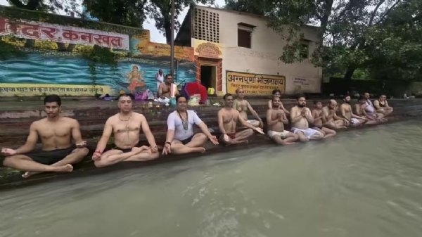 श्रावणी उपाक्रम करते तीर्थ पुरोहित समाज के लोग श्रावणी उपाक्रम करते तीर्थ पुरोहित समाज के लोग