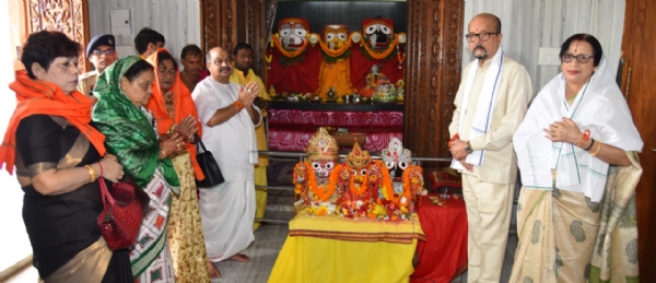 राज्यपाल रमेन डेका श्री जगन्नाथ मंदिर में पूजन-अर्चन करते हुए राज्यपाल रमेन डेका श्री जगन्नाथ मंदिर में पूजन-अर्चन करते हुए