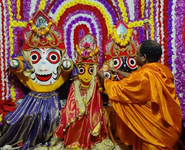श्रीजगन्नाथ मंदिर में बहन सुभद्रा की ओर से भ्राता बलभद्र व श्रीजगन्नाथ काे अर्पित किया रक्षासूत्र श्रीजगन्नाथ मंदिर में बहन सुभद्रा की ओर से भ्राता बलभद्र व श्रीजगन्नाथ काे अर्पित किया रक्षासूत्र