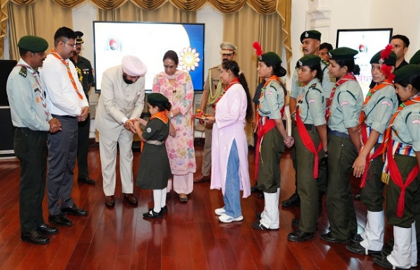 रक्षाबंधन के अवसर पर शुक्रवार को लोक भवन में आयोजित कार्यक्रम में राज्यपाल को राखी बांधते हुए। रक्षाबंधन के अवसर पर शुक्रवार को लोक भवन में आयोजित कार्यक्रम में राज्यपाल को राखी बांधते हुए।