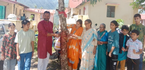 फोटो 28जीओपी1 पेड़ों पर रक्षा सूत्र बांधकर पर्यावरण संरक्षण का संकल्प लेते हुए। फोटो 28जीओपी1 पेड़ों पर रक्षा सूत्र बांधकर पर्यावरण संरक्षण का संकल्प लेते हुए।