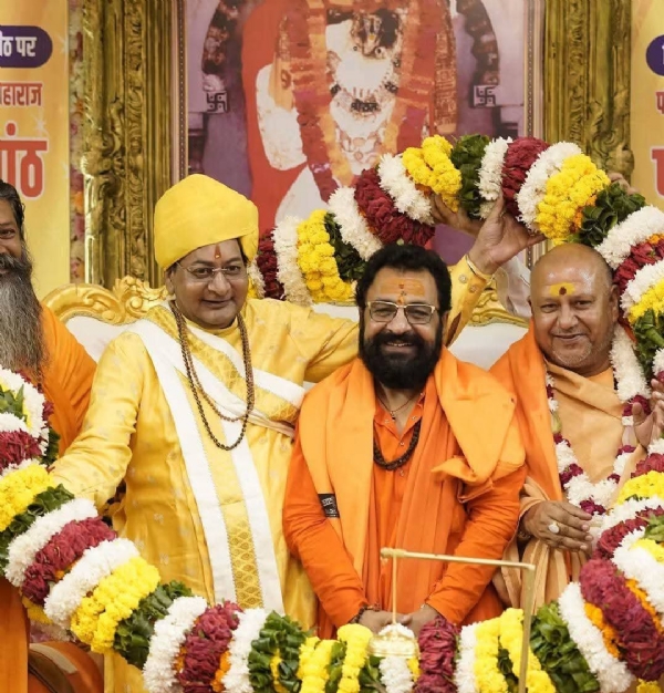 महंत नरेश गिरी, श्री महंत रवींद्र पुरी तथा महामंडलेश्वर स्वामी यतींद्रानंद गिरि महंत नरेश गिरी, श्री महंत रवींद्र पुरी तथा महामंडलेश्वर स्वामी यतींद्रानंद गिरि