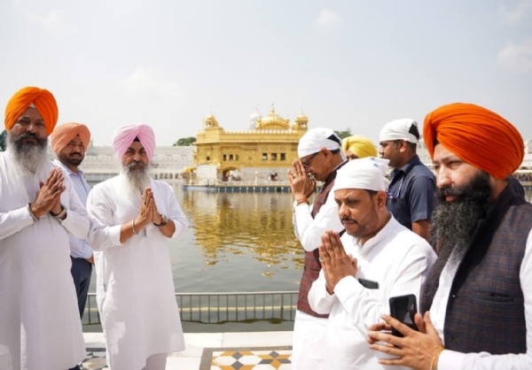 केंद्रीय कृषि मंत्री शिवराज चाैहान दरबार साहिब में माथा टेकते हुए केंद्रीय कृषि मंत्री शिवराज चाैहान दरबार साहिब में माथा टेकते हुए