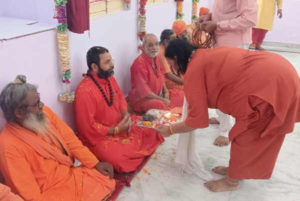 कार्यक्रम में मौजूद संत