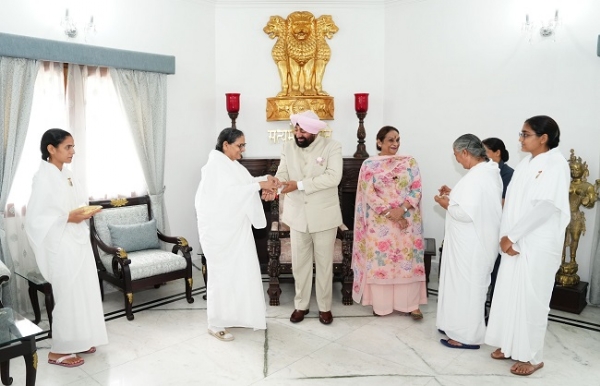 रक्षाबंधन के अवसर पर शुक्रवार को लोक भवन में आयोजित कार्यक्रम में ब्रह्माकुमारी ईश्वरीय विश्वविद्यालय की बहनें राज्यपाल को राखी बांधती। रक्षाबंधन के अवसर पर शुक्रवार को लोक भवन में आयोजित कार्यक्रम में ब्रह्माकुमारी ईश्वरीय विश्वविद्यालय की बहनें राज्यपाल को राखी बांधती।