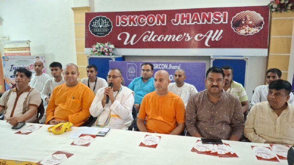 जानकारी देते मंदिर अध्यक्ष
