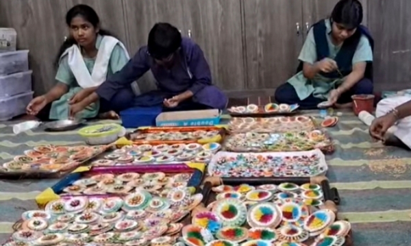दिव्यांग बेटियों द्वारा बनाई गई राखियां दिव्यांग बेटियों द्वारा बनाई गई राखियां