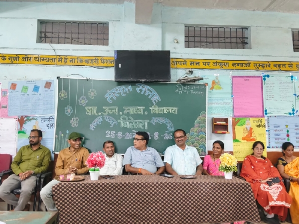 कार्यक्रम में मंचस्थ अतिथिगण। कार्यक्रम में मंचस्थ अतिथिगण।