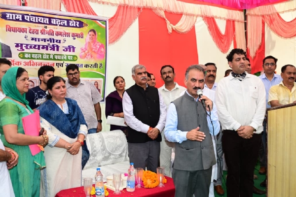 मुख्यमंत्री देहरा में जनसभा को सम्बोधित करते हुए।