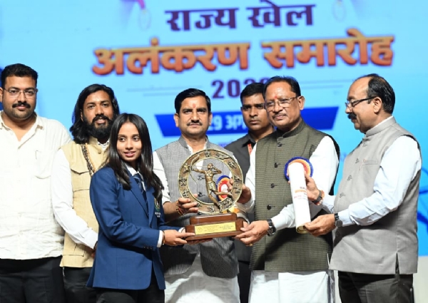 मुख्यमंत्री विष्णु देव साय खिलाड़ियों एवं प्रशिक्षकों को राज्य खेल अलंकरण प्रदान करते हुए मुख्यमंत्री विष्णु देव साय खिलाड़ियों एवं प्रशिक्षकों को राज्य खेल अलंकरण प्रदान करते हुए