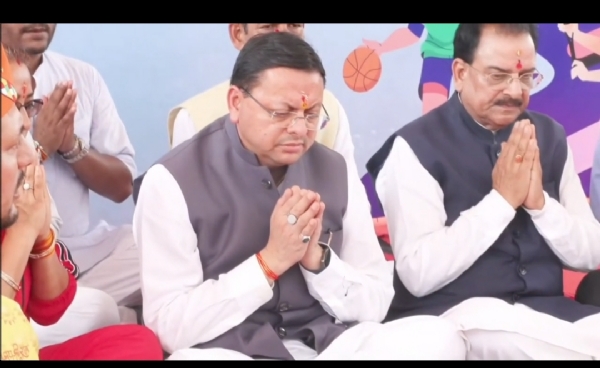 मुख्यमंत्री पुष्कर सिंह धामी क्रीड़ा विश्वविद्यालय का भूमि पूजन करते ।