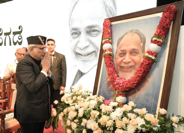 उपराष्ट्रपति ने दिवंगत रामकृष्ण हेगड़े की तस्वीर पर श्रद्धांजलि अर्पित की। उपराष्ट्रपति ने दिवंगत रामकृष्ण हेगड़े की तस्वीर पर श्रद्धांजलि अर्पित की।