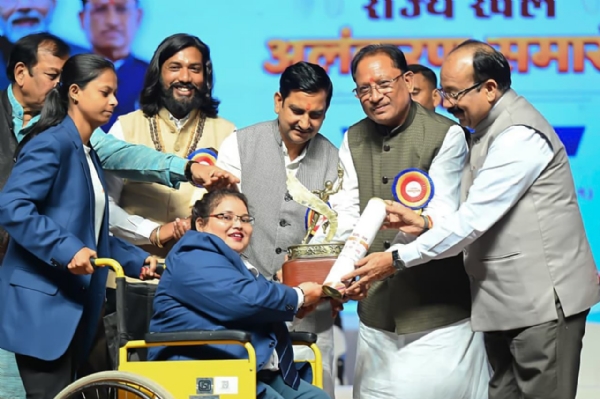 मुख्यमंत्री विष्णु देव साय खिलाड़ियों एवं प्रशिक्षकों को राज्य खेल अलंकरण प्रदान करते हुए मुख्यमंत्री विष्णु देव साय खिलाड़ियों एवं प्रशिक्षकों को राज्य खेल अलंकरण प्रदान करते हुए