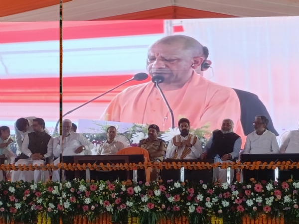 बलिया में बोलते सीएम योगी बलिया में बोलते सीएम योगी