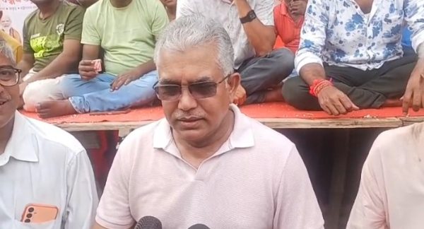 चर्चा के दौरान उपस्थित दिलीप घोष चर्चा के दौरान उपस्थित दिलीप घोष