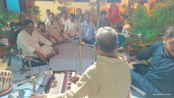 स्व. ब्रजेंद्र बहादुर के आवास पर आयोजित हुआ झूलन उत्सव, गीत-संगीत से सजी शाम स्व. ब्रजेंद्र बहादुर के आवास पर आयोजित हुआ झूलन उत्सव, गीत-संगीत से सजी शाम