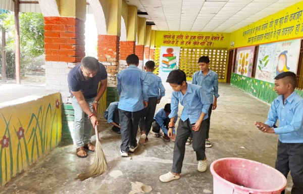सोनीपत:श्रमदान दिवस और स्वच्छता         अभियान के दौरान छात्र व अध्यापक विद्यालय में सफाई करते हुए