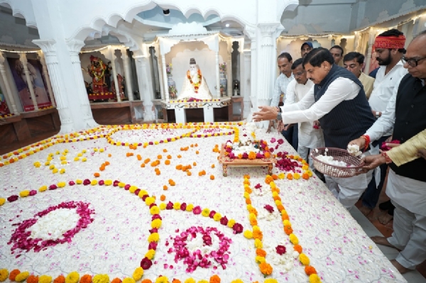 महर्षि वाल्मीकि की प्रतिमा पर पुष्प अर्पित करते हुए मुख्यमंत्री डॉ. मोहन यादव