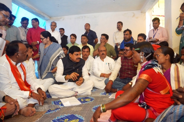 बालाघाट के बोंदारी में ग्रामीणों से संवाद करते हुए मुख्यमंत्री डॉ. मोहन यादव बालाघाट के बोंदारी में ग्रामीणों से संवाद करते हुए मुख्यमंत्री डॉ. मोहन यादव