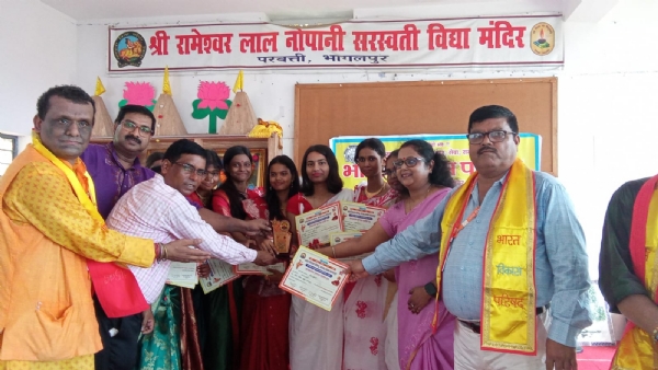 प्रतिभागियों को पुरस्कृत करते अतिथि प्रतिभागियों को पुरस्कृत करते अतिथि