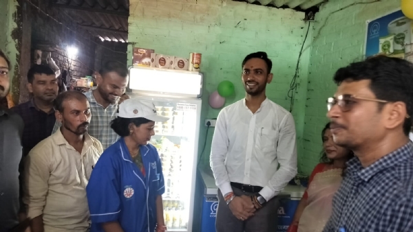 उद्घाटन के मौके पर जिलाधिकारी एवं अन्य अधिकारी उद्घाटन के मौके पर जिलाधिकारी एवं अन्य अधिकारी