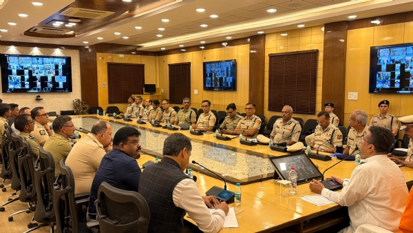नेपाल आपदा पीड़ित के परिजनों से बात करते मुख्यमंत्री नेपाल आपदा पीड़ित के परिजनों से बात करते मुख्यमंत्री