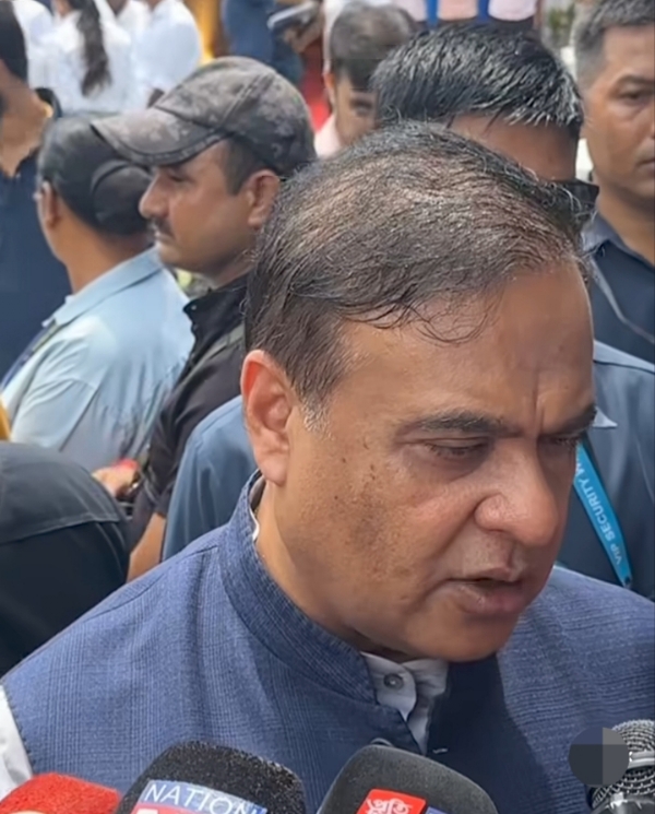 पत्रकारों से बातचीत करते हुए मुख्यमंत्री डॉ हिमंत बिस्व सरमा। पत्रकारों से बातचीत करते हुए मुख्यमंत्री डॉ हिमंत बिस्व सरमा।