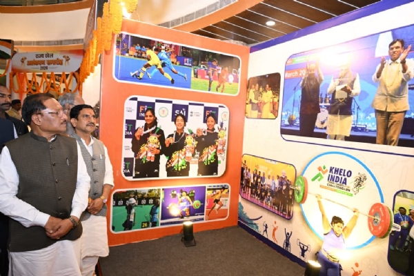 खेलों पर आधारित फोटो प्रदर्शनी का अवलोकन करते हुए मुख्यमंत्री विष्णु देव साय व अन्य अतिथिगण खेलों पर आधारित फोटो प्रदर्शनी का अवलोकन करते हुए मुख्यमंत्री विष्णु देव साय व अन्य अतिथिगण