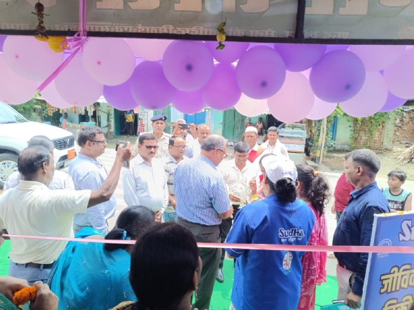 कार्यक्रम का शुभारंभ करते अधिकारी
