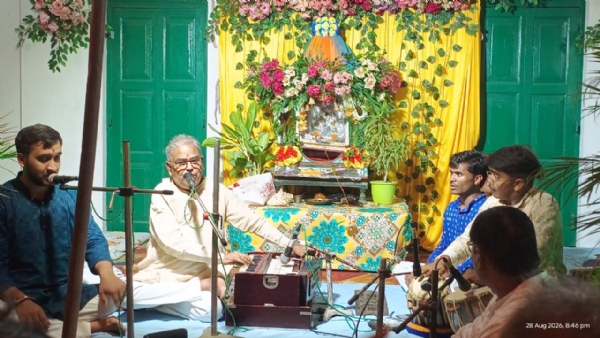 स्व. ब्रजेंद्र बहादुर के आवास पर आयोजित हुआ झूलन उत्सव, गीत-संगीत से सजी शाम स्व. ब्रजेंद्र बहादुर के आवास पर आयोजित हुआ झूलन उत्सव, गीत-संगीत से सजी शाम