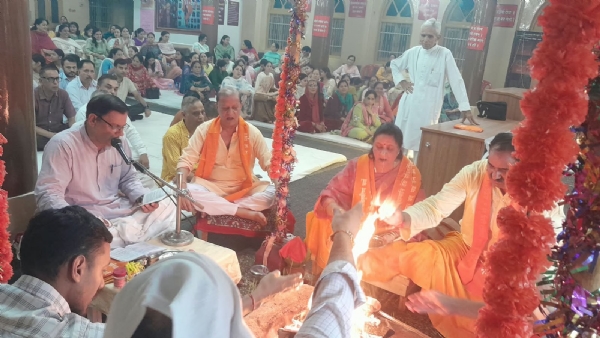 श्रावणी पर्व वेद सप्ताह के समापन अवसर पर यज्ञ करते हुए, पूर्णाहुति श्रावणी पर्व वेद सप्ताह के समापन अवसर पर यज्ञ करते हुए, पूर्णाहुति