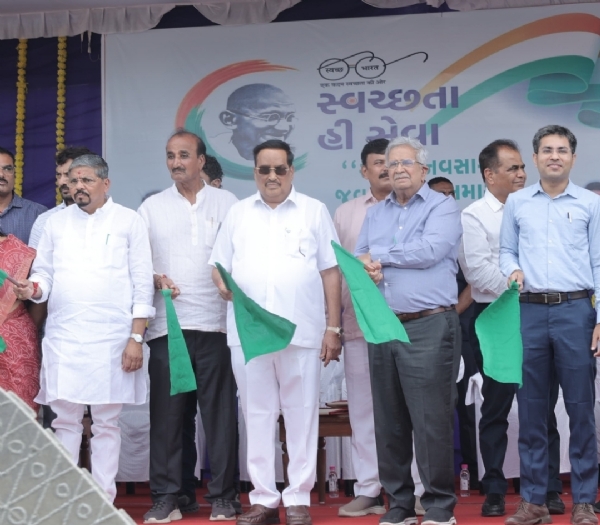 केंद्रीय जल शक्ति मंत्री सी.आर. पाटील ने ‘सूक्ष्म सफाई अभियान’ को हरी झंडी दिखाते हुये केंद्रीय जल शक्ति मंत्री सी.आर. पाटील ने ‘सूक्ष्म सफाई अभियान’ को हरी झंडी दिखाते हुये