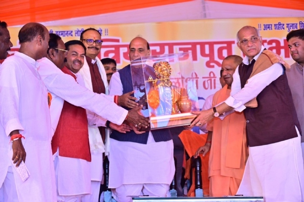 रक्षा मंत्री राजनाथ सिंह का स्वागत करते पशुधन मंत्री धर्मपाल सिंह रक्षा मंत्री राजनाथ सिंह का स्वागत करते पशुधन मंत्री धर्मपाल सिंह