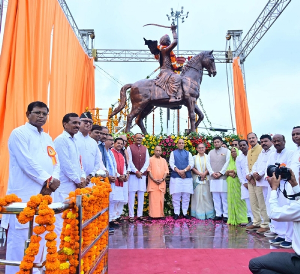 रानी अवंती बाई लोधी की प्रतिमा का अनावरण करते राजनाथ सिंह व मुख्यमंत्री योगी रानी अवंती बाई लोधी की प्रतिमा का अनावरण करते राजनाथ सिंह व मुख्यमंत्री योगी