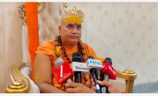 मीडिया से वार्ता करते हुए शंकराचार्य स्वामी अधोक्षजानंद देव तीर्थ