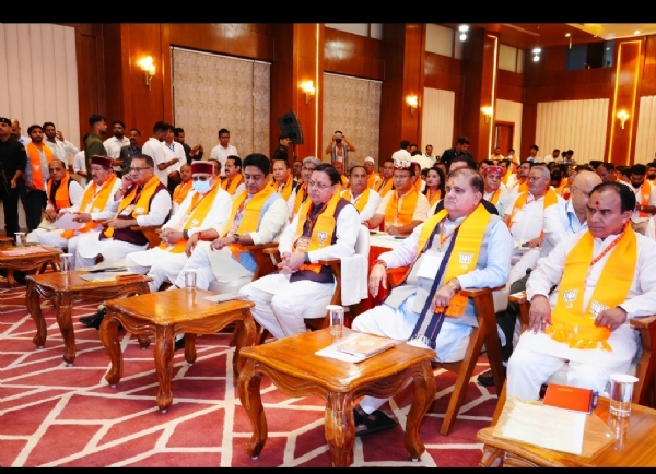 प्रधानमंत्री नरेन्द्र मोदी के ‘मन की बात’ कार्यक्रम का 137वां संस्करण को सुनते हुए। प्रधानमंत्री नरेन्द्र मोदी के ‘मन की बात’ कार्यक्रम का 137वां संस्करण को सुनते हुए।
