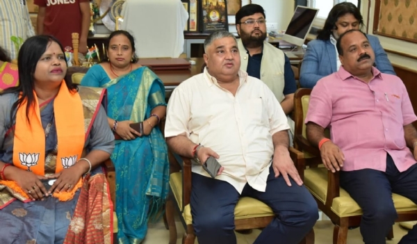 पर्यटन एवं संस्कृति मंत्री राजेश अग्रवाल पीएम की मन की बात सुनते हुए पर्यटन एवं संस्कृति मंत्री राजेश अग्रवाल पीएम की मन की बात सुनते हुए