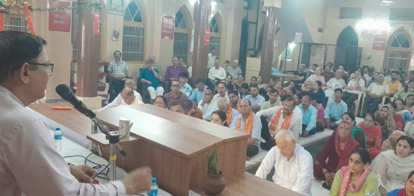 प्रवचन करते हुए आचार्य डा. धीरज। प्रवचन करते हुए आचार्य डा. धीरज।