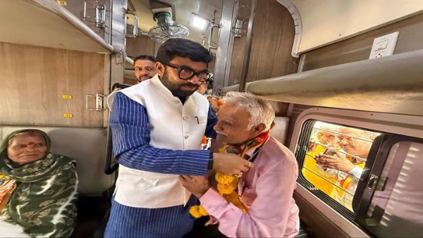 सांसद विवेक बंटी साहू यात्रियों को शुभकामनाएं देते हुए सांसद विवेक बंटी साहू यात्रियों को शुभकामनाएं देते हुए