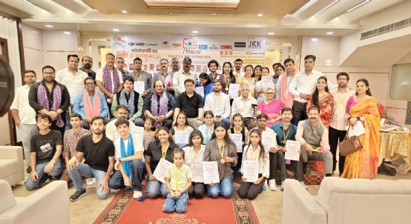 ‘नज़र’ फोटोग्राफी एवं पेंटिंग एग्जीबिशन का अवार्ड समारोह आयोजित में चिन्मय कौर और सुषमा सिंह सम्मानित ‘नज़र’ फोटोग्राफी एवं पेंटिंग एग्जीबिशन का अवार्ड समारोह आयोजित में चिन्मय कौर और सुषमा सिंह सम्मानित