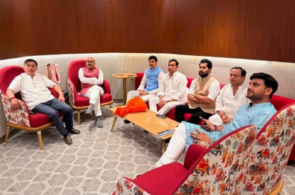 एयरपोर्ट पर मन की बात सुनते भाजपा नेता हरीश द्विवेदी