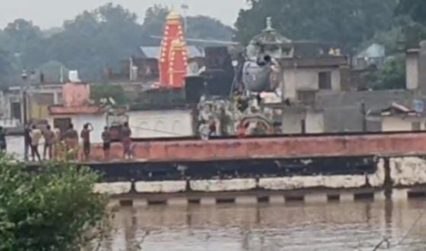 चित्रकूट में बचाव राहत में एयरफोर्स का हेलीकाप्टर का छाया चित्र