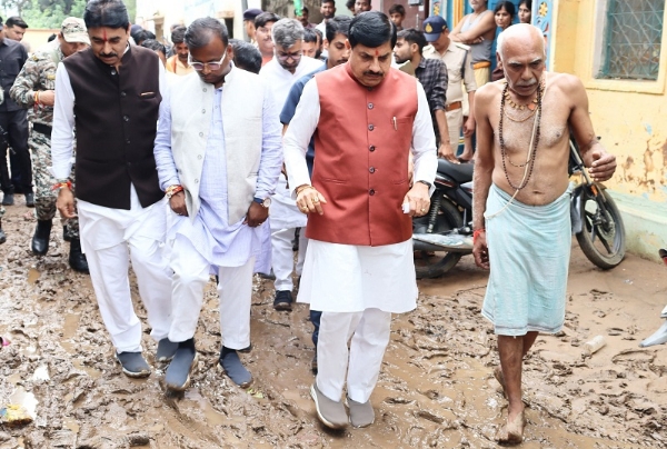 मुख्यमंत्री डॉ. मोहन यादव ने चित्रकूट में कीचड़ में पैदल चलकर प्रभावितों के घर जाकर एवं भराव से हुए नुकसान का अवलोकन किया मुख्यमंत्री डॉ. मोहन यादव ने चित्रकूट में कीचड़ में पैदल चलकर प्रभावितों के घर जाकर एवं भराव से हुए नुकसान का अवलोकन किया